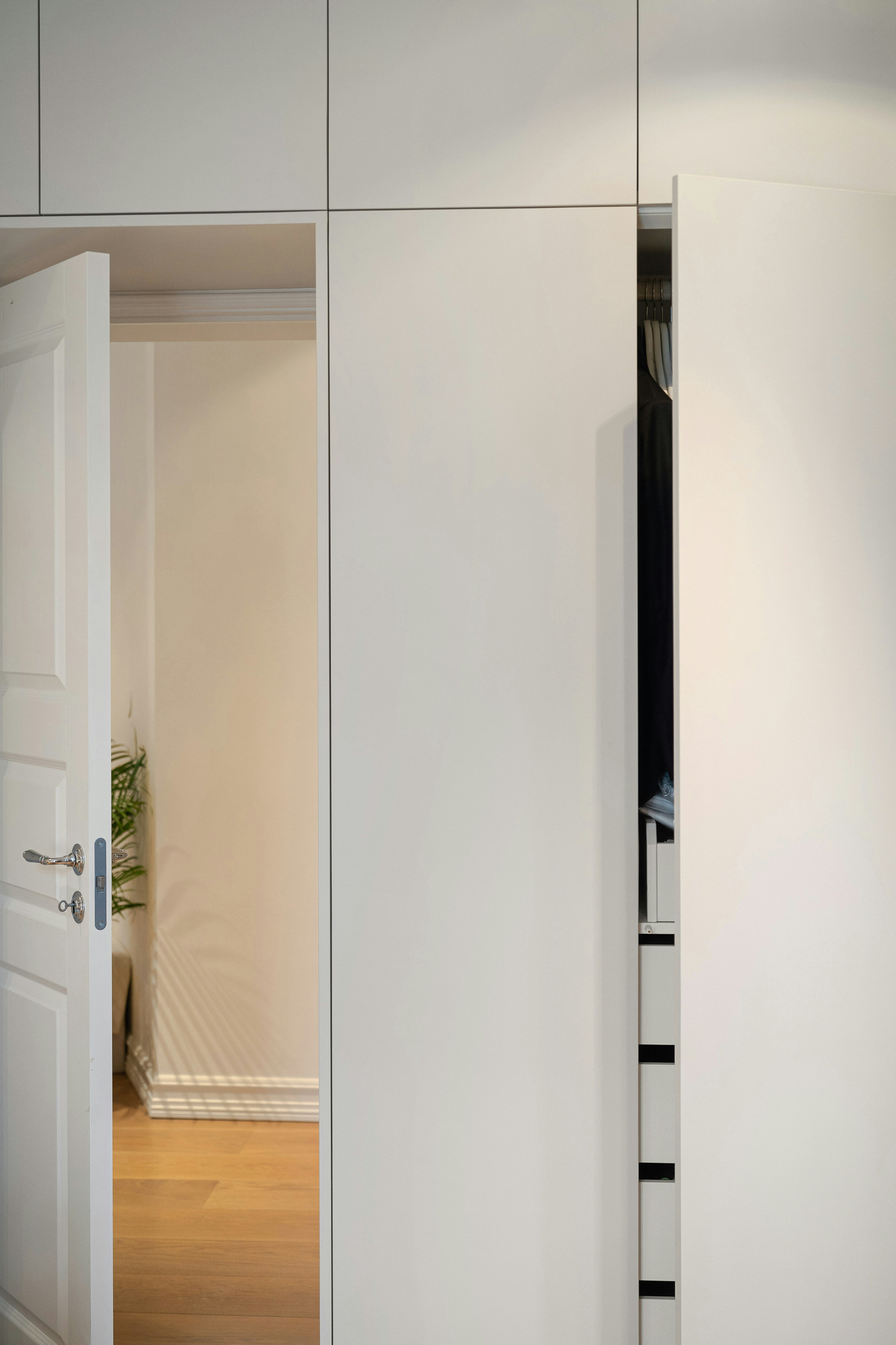 Discreet interior opening detail
